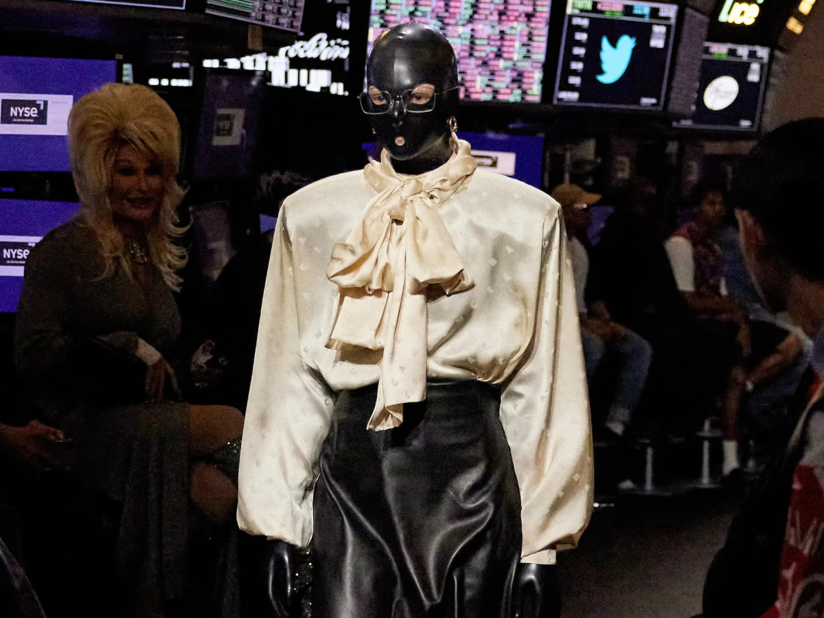 Βalenciaga: Tα μοντέλα φόρεσαν λάτεξ μάσκες και περπάτησαν στο Χρηματιστήριο της Νέας Υόρκης