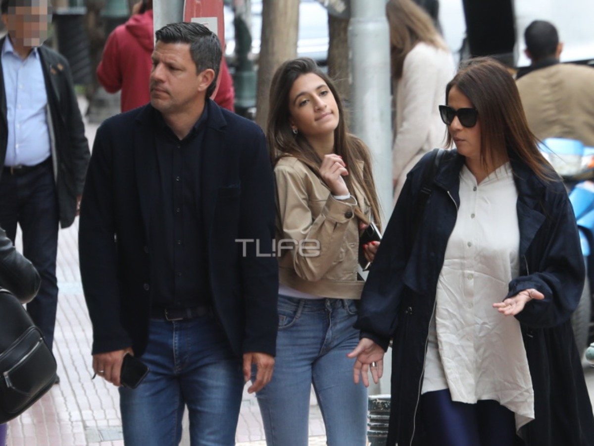 Τάκης Φύσσας: Σπάνια εμφάνιση στο κέντρο της Αθήνας με την σύζυγό του και την μεγάλη του κόρη