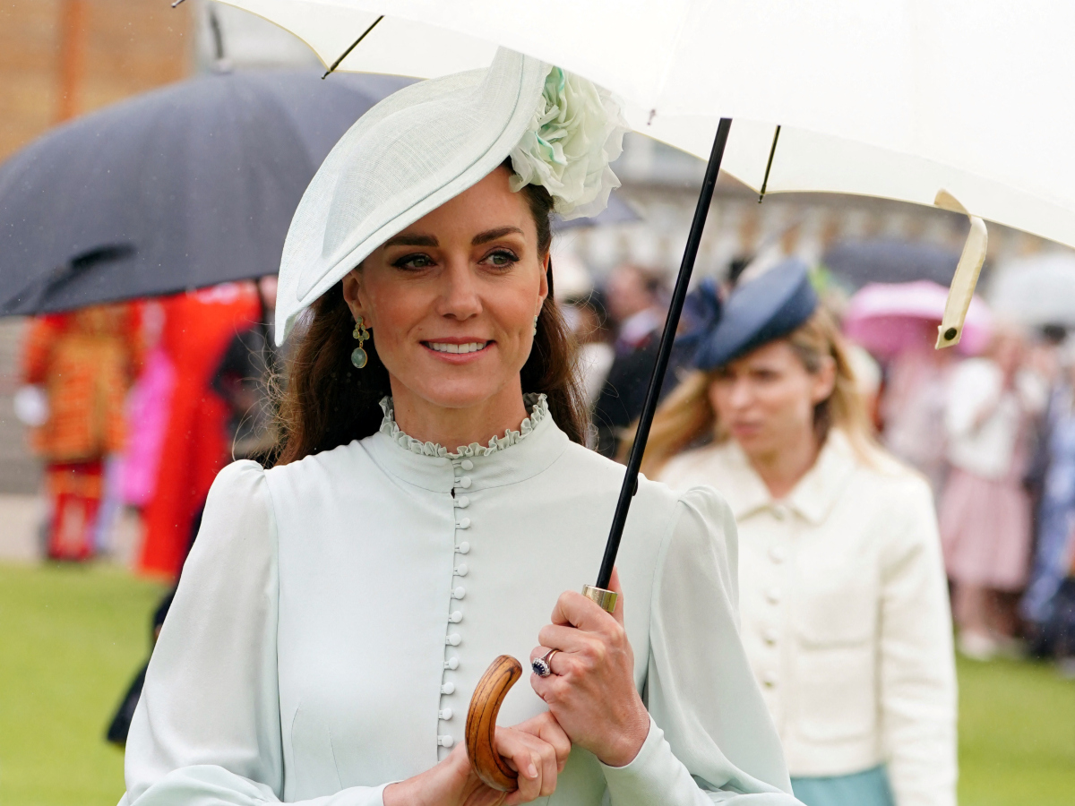 Kate Middleton: Με καπέλο «έργο τέχνης» σε garden party στο Παλάτι