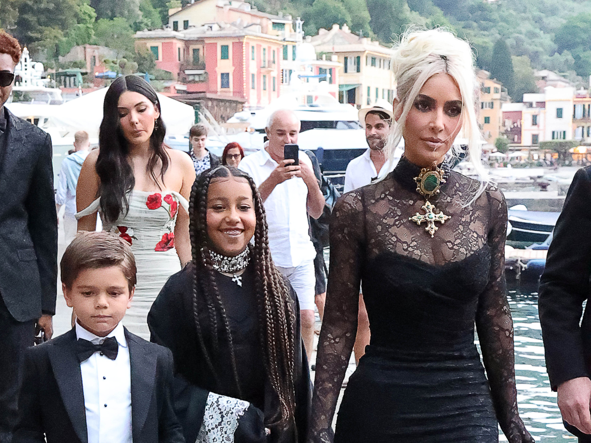Kim Kardashian: Με goth look στο γάμο της Kourtney στην Ιταλία