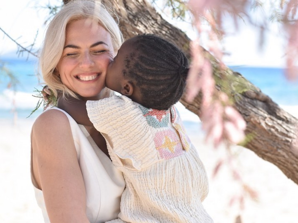 Χριστίνα Κοντοβά: Ξεκίνησε τις καλοκαιρινές της διακοπές με την κόρη της, Ada – Η φωτογραφία στο αεροπλάνο