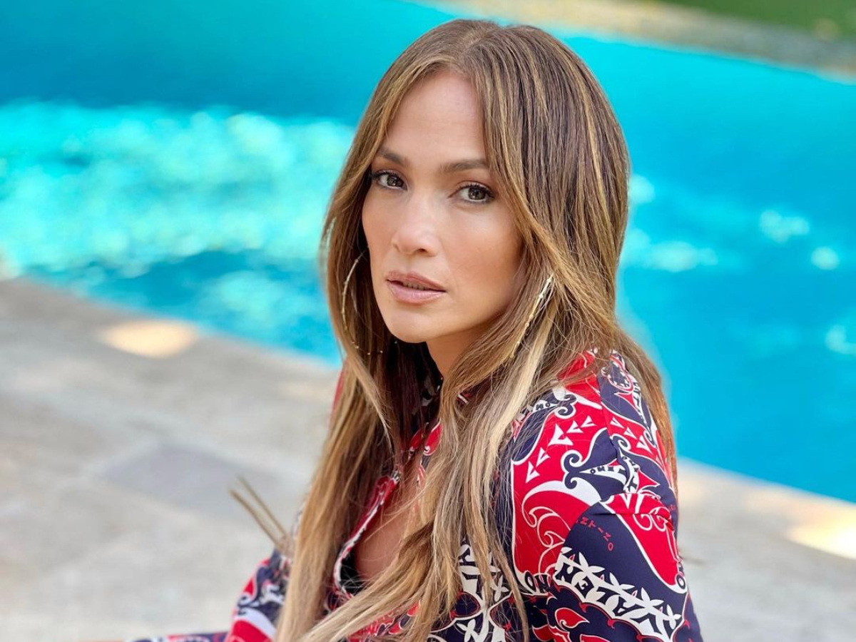 Jennifer Lopez: Mε τι παπούτσια συνδυάζει τα μακριά καλοκαιρινά της φορέματα