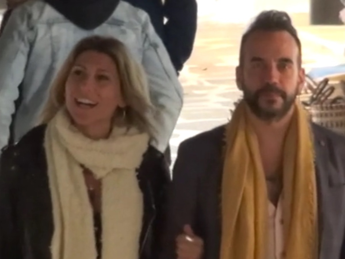 Πάνος Μουζουράκης – Τζίνα Βαρελά: Βόλτες στα στενά της Μυκόνου για το ερωτευμένο ζευγάρι – Βίντεο