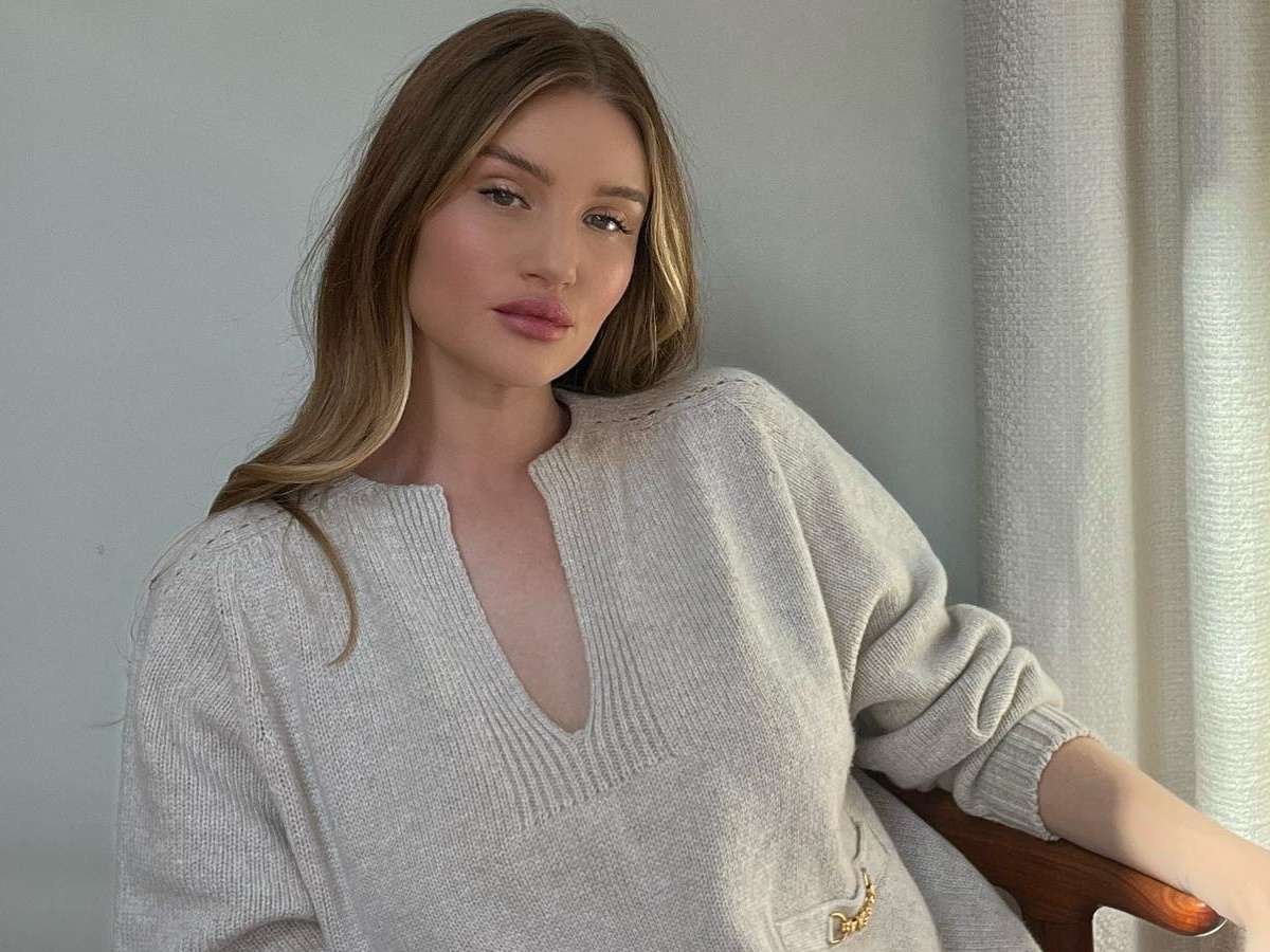 Rosie Huntington: Θηλάζει τη νεογέννητη κόρη της – Η τρυφερή φωτογραφία