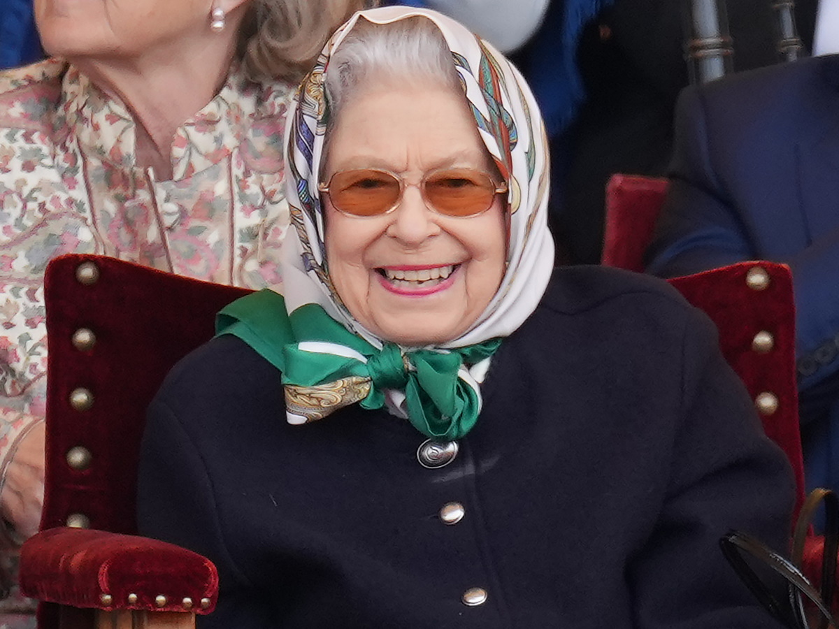 Βασίλισσα Ελισάβετ: Νέα δημόσια εμφάνιση με  μπαστούνι στον «Πλατινένιο Ιωβηλαίο» – Βίντεο