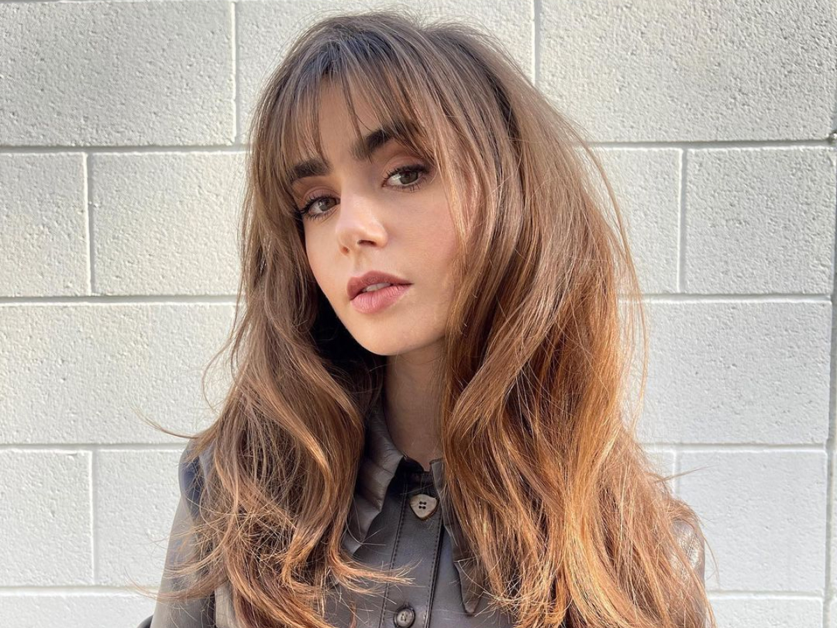 Lily Collins: Με μαύρα μαλλιά και micro bangs είναι άλλος άνθρωπος