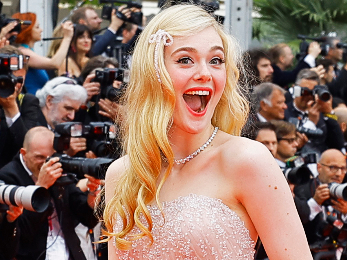 Elle Fanning: Με retro hair look που θα σε εμπνεύσει αν έχεις κόψει τα μαλλιά σου bob