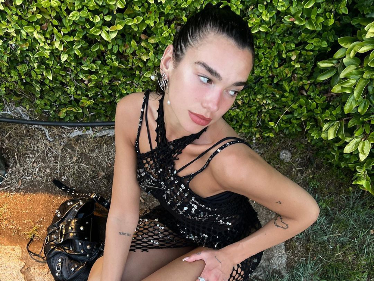 H Dua Lipa φόρεσε στα μάτια το απόλυτο χρώμα σκιάς που ταιριάζει τέλεια με την ηλιοκαμένη επιδερμίδα