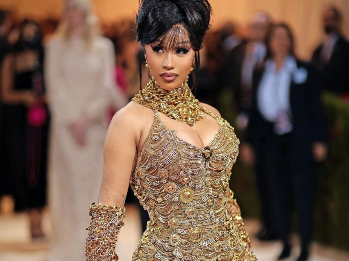 Cardi B: Με δύο διαφορετικά hair looks που μόνο εκείνη μπορεί να υιοθετήσει