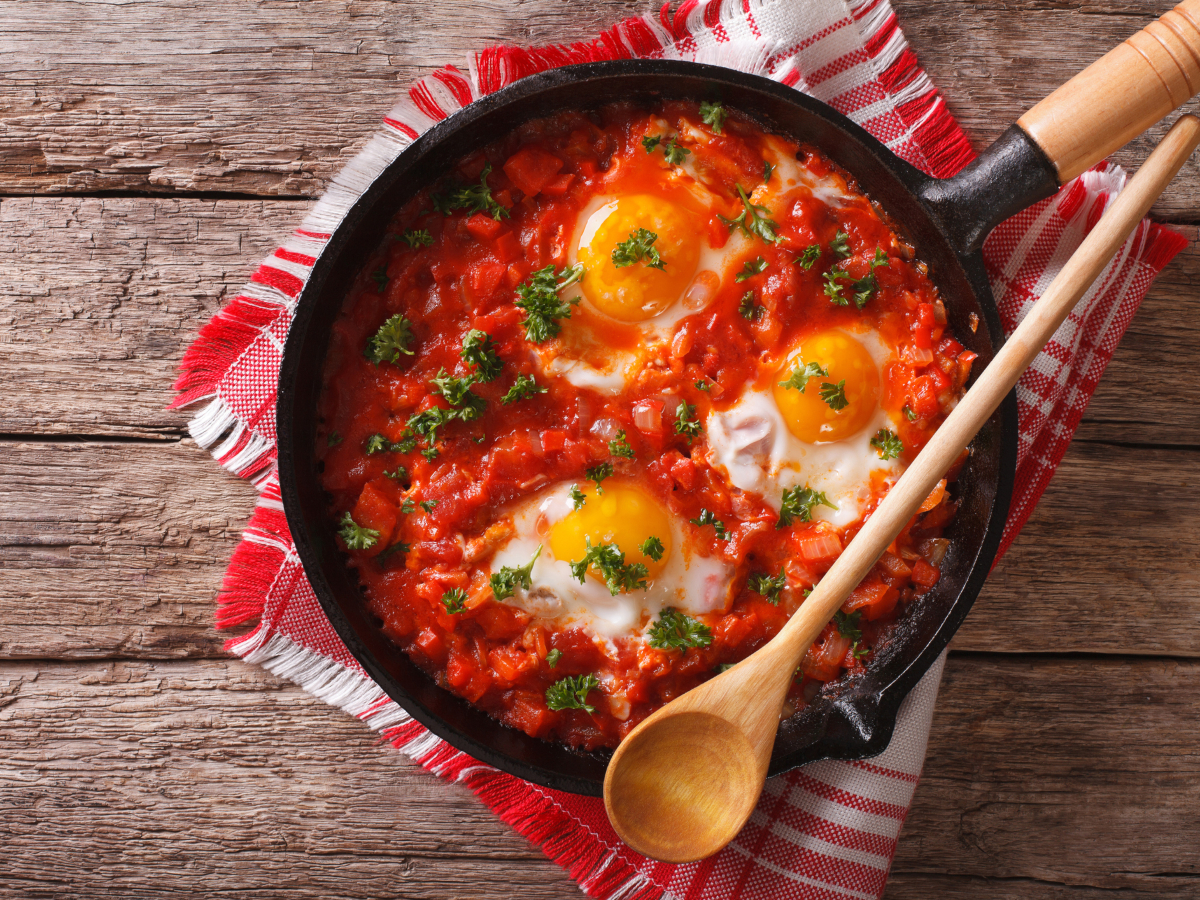 Συνταγή για αυγά τηγανητά με ντομάτα, φέτα και πιπεριά