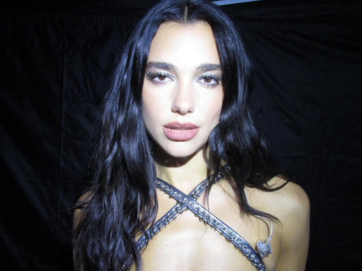 Dua Lipa: Με disco eye make up look που ταιριάζει στη σημερινή βραδινή σου έξοδο