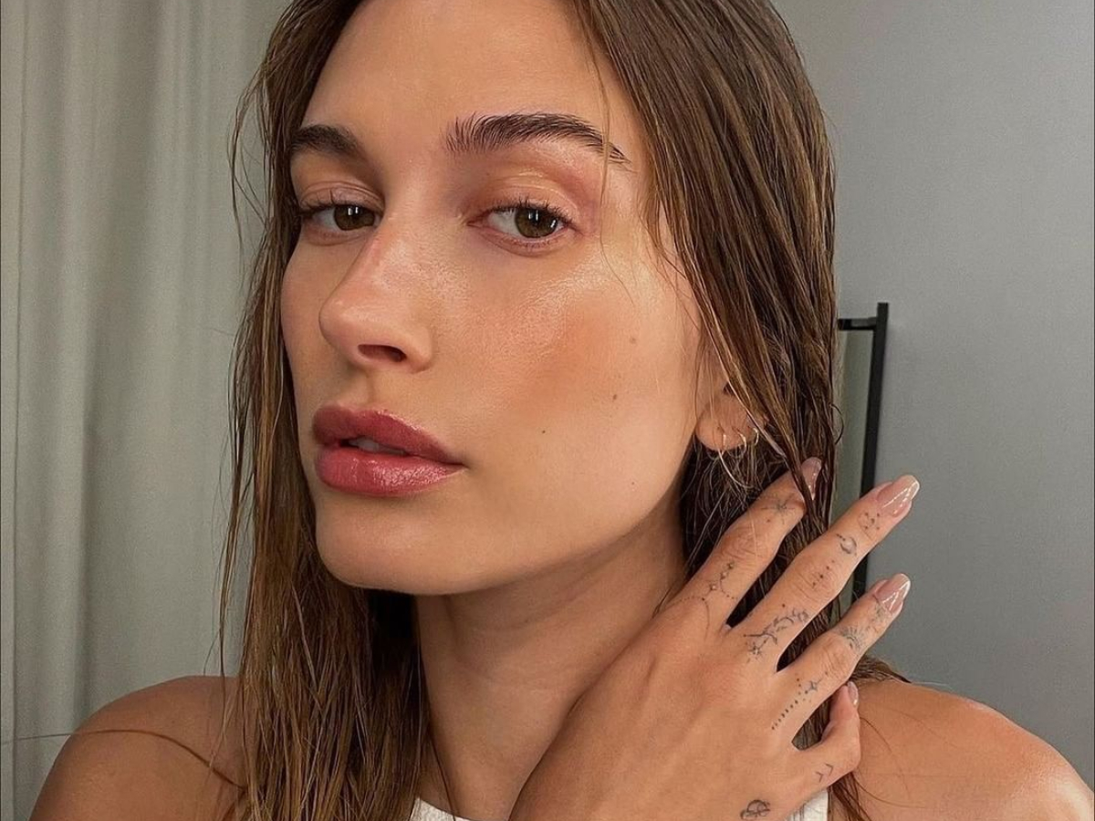 To glazed donut nail look της Hailey Bieber είναι minimal chic και ότι ωραιότερο για την ημέρα του γάμου σου