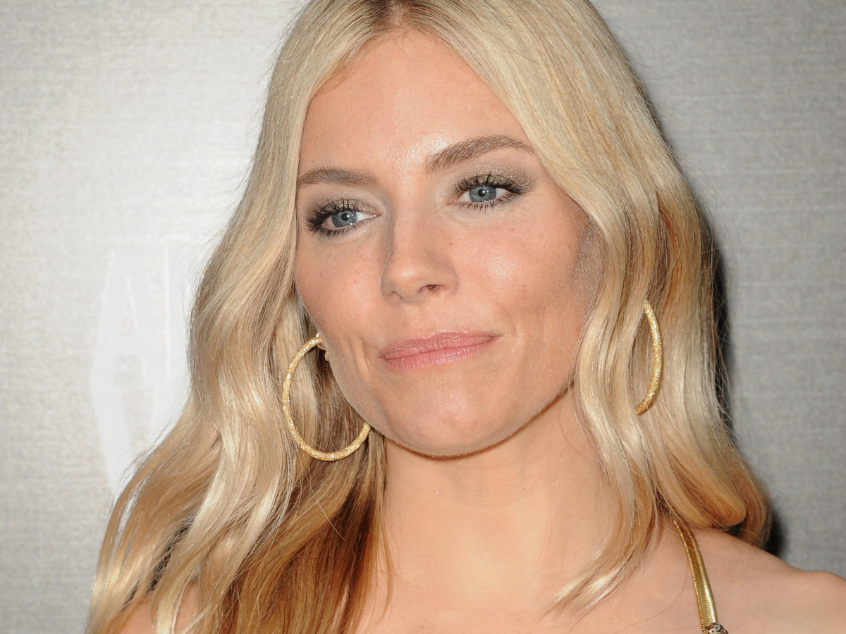 Sienna Miller: Φορά το αξεσουάρ μαλλιών που πρέπει να υπάρχει μόνιμα στην τσάντα σου