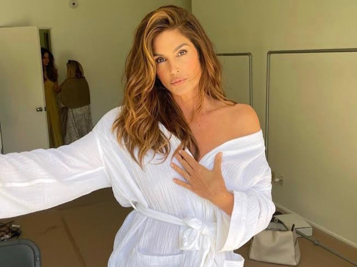 Cindy Crawford: Η νέα no makeup selfie αποδεικνύει πως είναι το ίδιο λαμπερή με την κόρη της