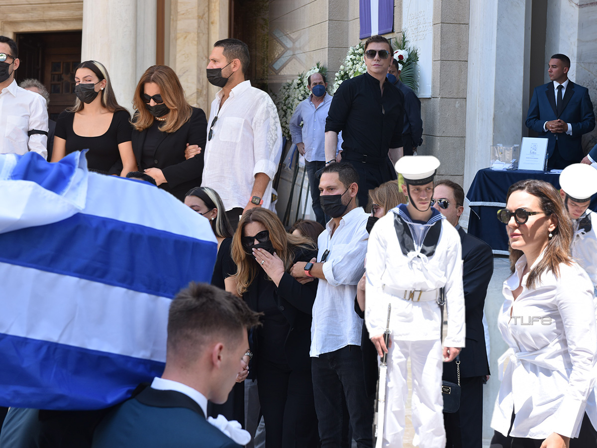 Κηδεία Γιάννη Κοντούλη: Σε κλίμα βαθιάς συγκίνησης το «τελευταίο αντίο» στον σύζυγο της Δέσποινας Μοιραράκη