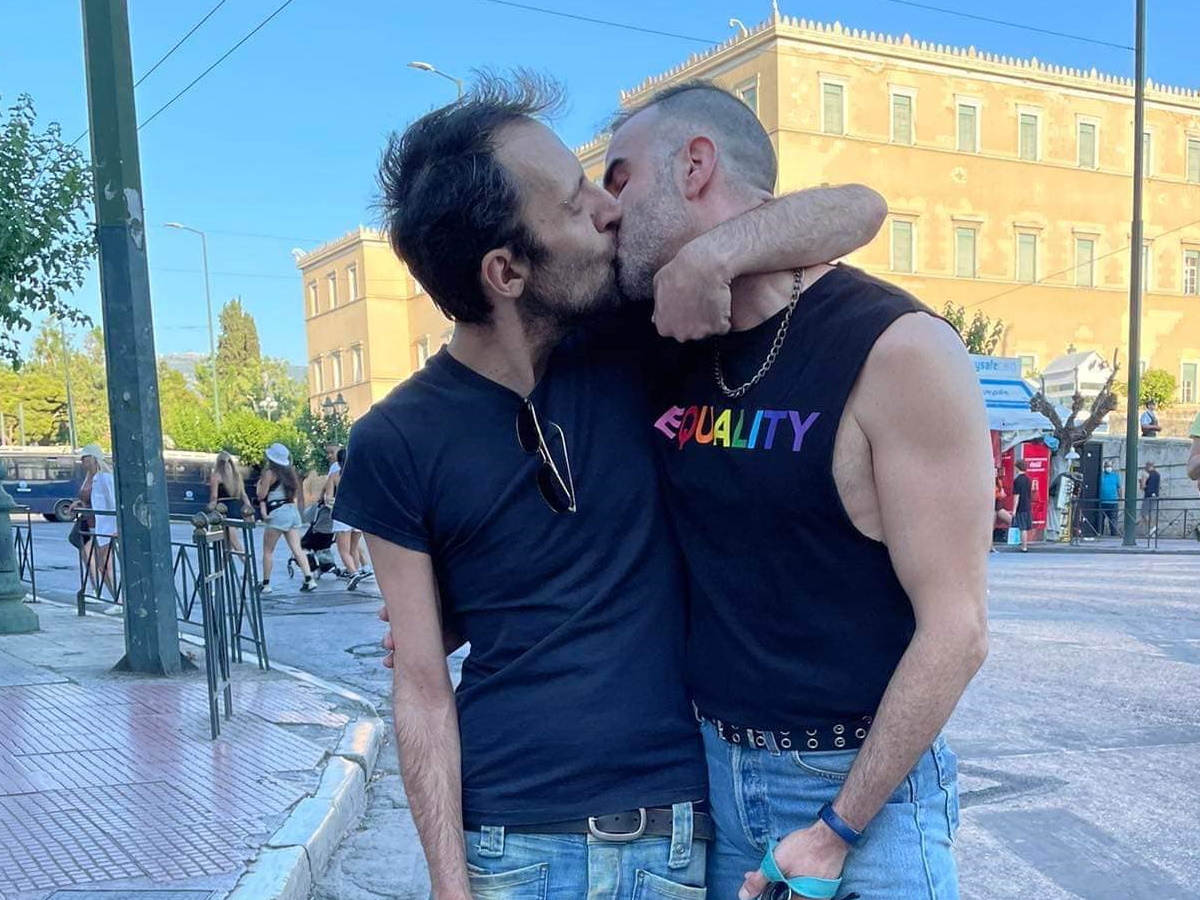 Αύγουστος Κορτώ: Το δημόσιο φιλί στον σύζυγό του στο Athens Pride – «Δεν προκαλεί, δεν απειλεί»