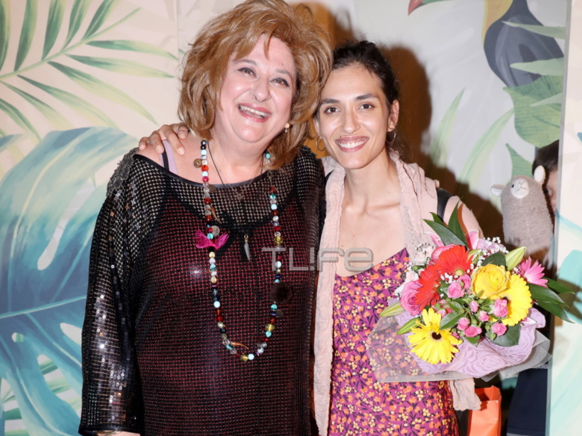 Ελισάβετ Κωνσταντινίδου: Στο πλευρό της η κόρη της, Μαρία Χάνου στην πρεμιέρα της στο θέατρο – Φωτογραφίες