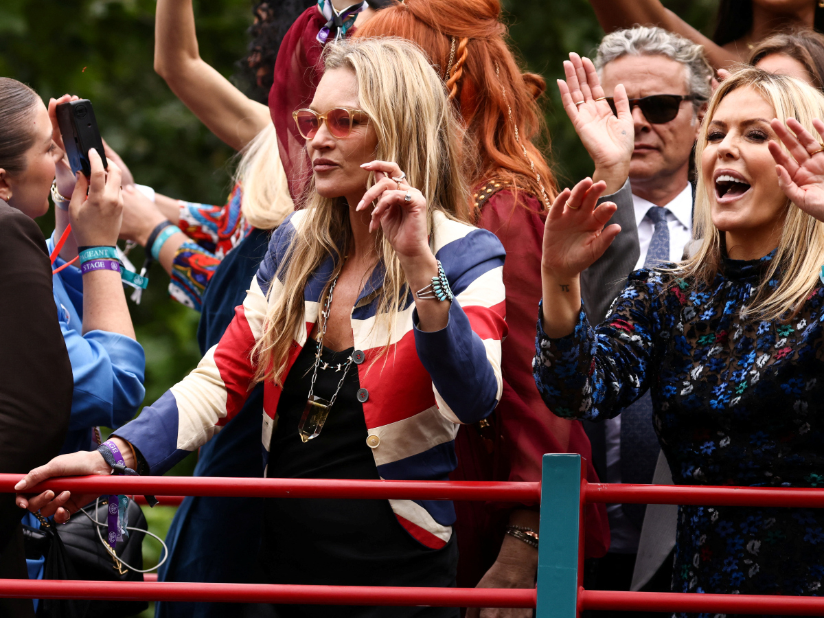 Η Kate Moss με iconic jacket στην παρέλαση για το Πλατινένιο Ιωβηλαίο