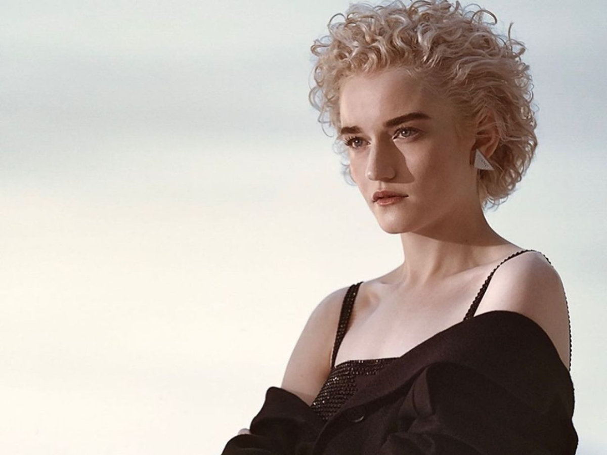 Julia Garner: Η ηθοποιός που θα υποδυθεί την Μadonna έχει 80s style