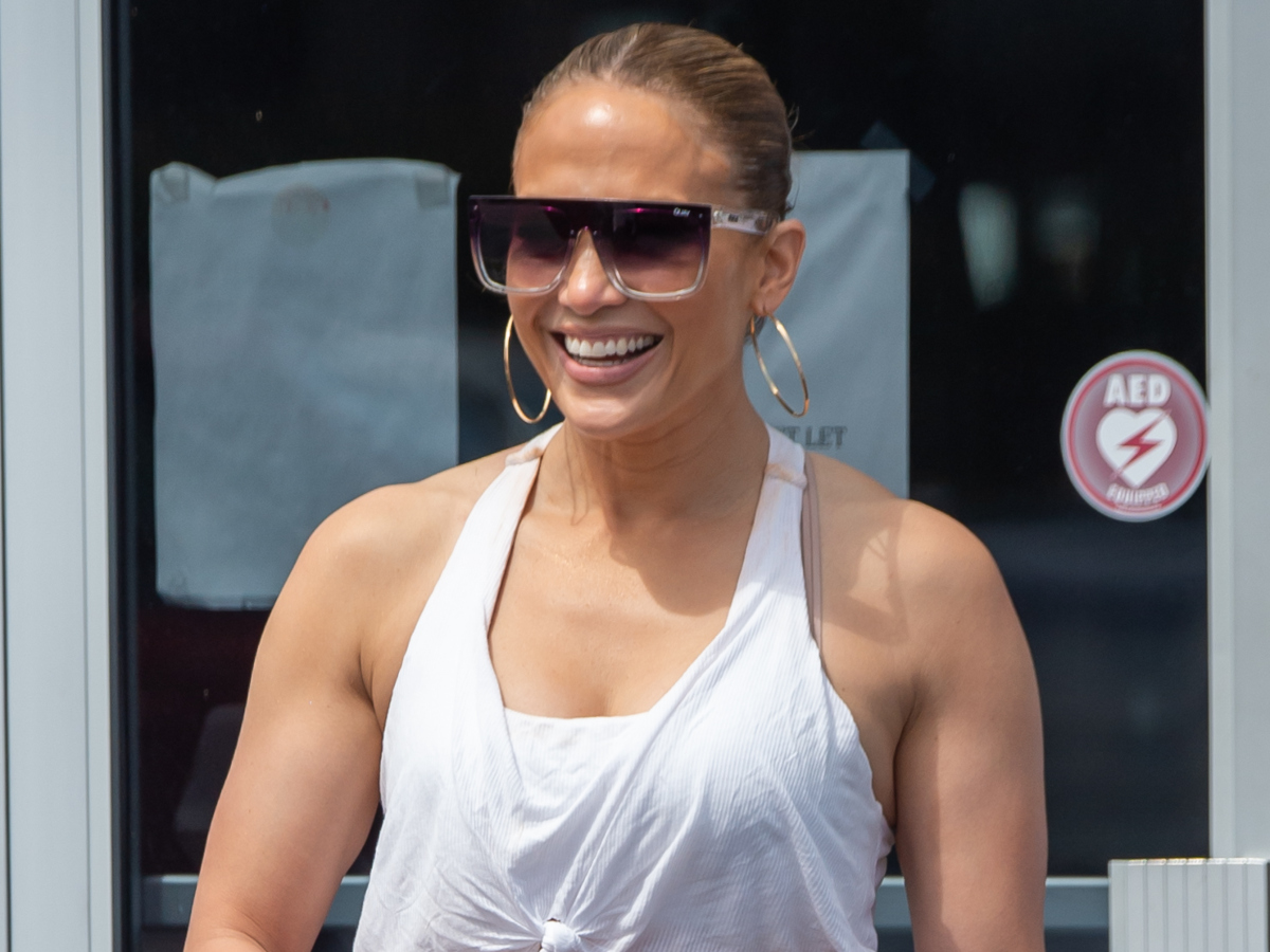 Jennifer Lopez: Δεν πάει γυμναστήριο χωρίς αυτό το top