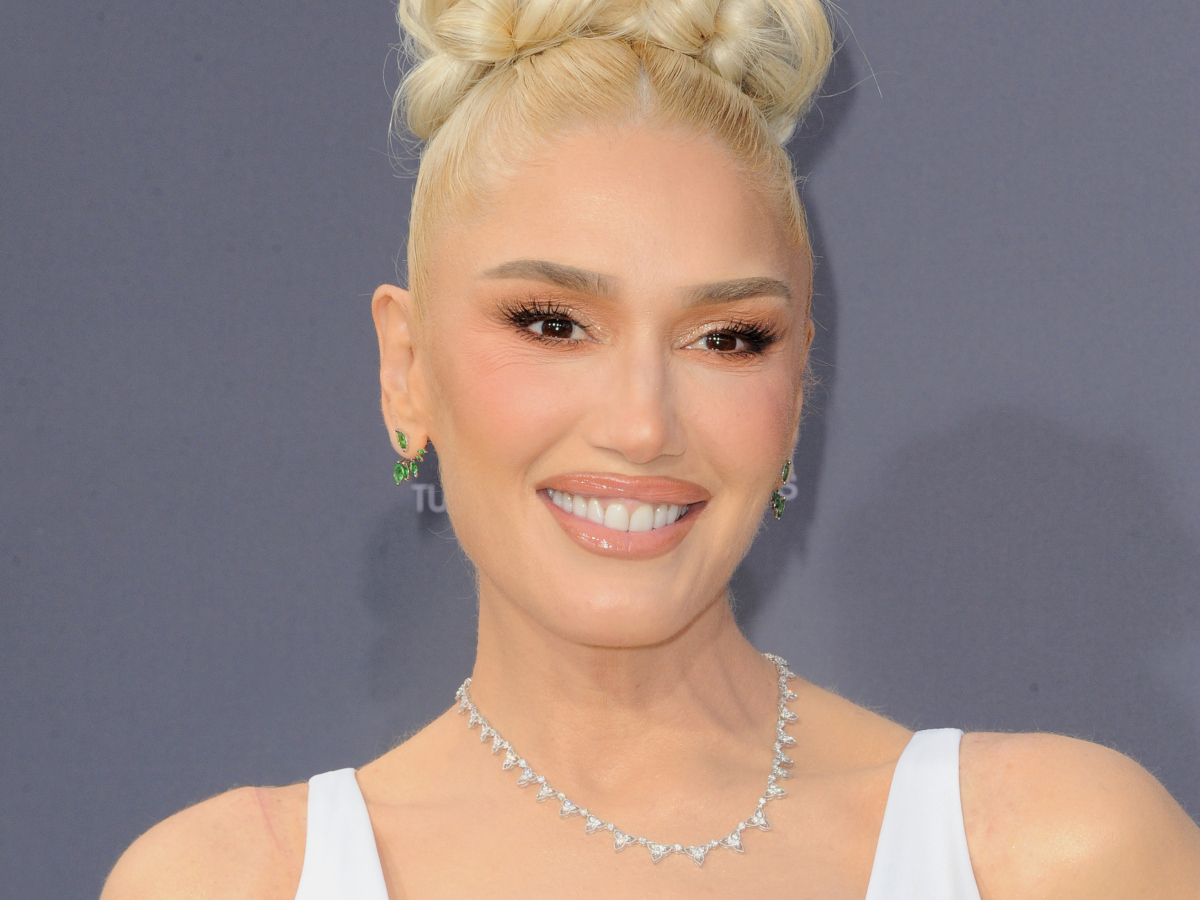 Gwen Stefani: Συνδύασε αυτό το λευκό top με μία  παραμυθένια φούστα