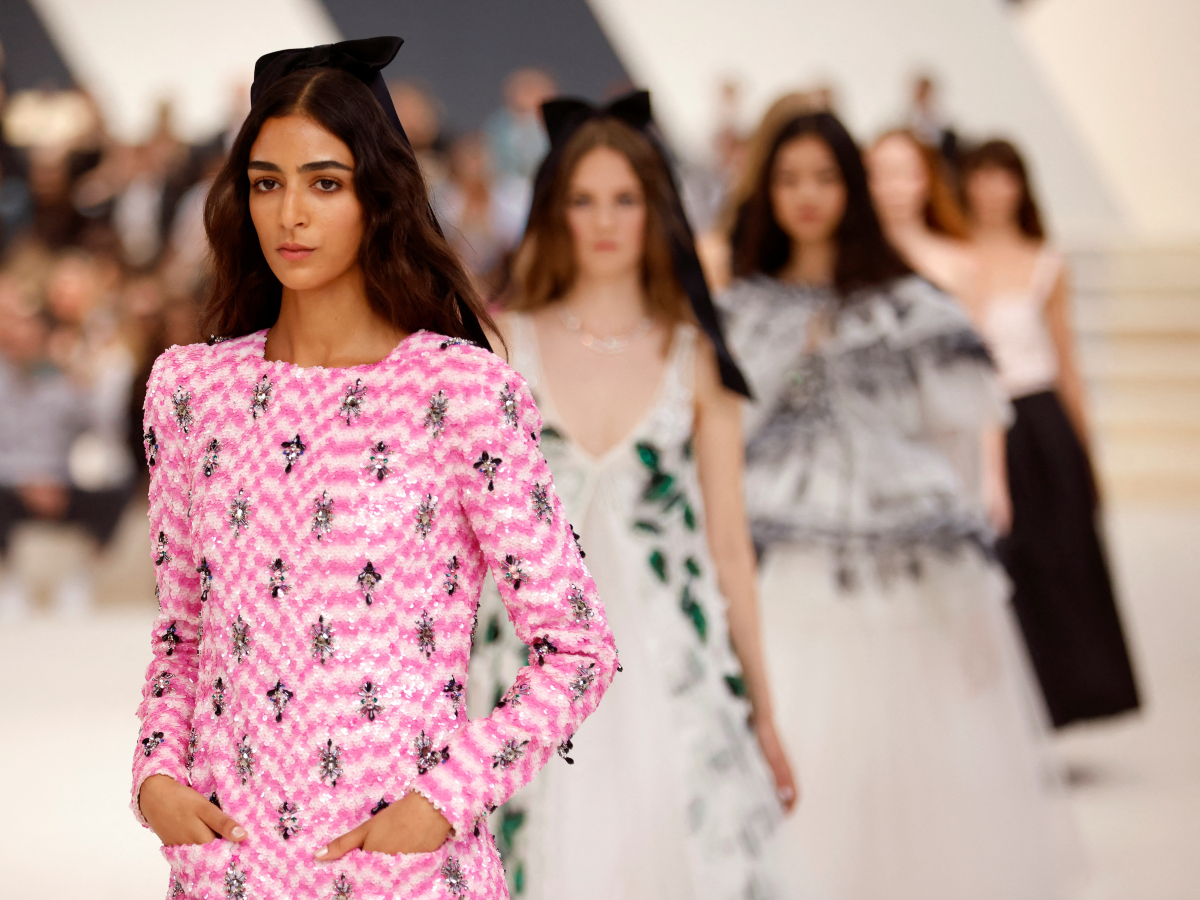 Chanel Haute Couture Φθινόπωρο-Χειμώνας 2022: Το αξεσουάρ μαλλιών που επαναφέρει στο προσκήνιο είναι η επιτομή της κομψότητας