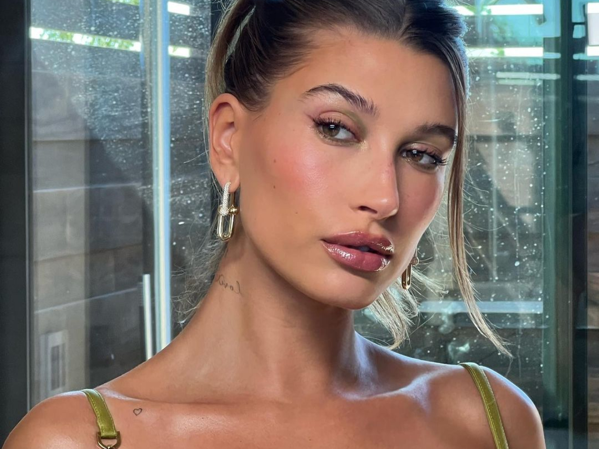 Hailey Bieber: Αποκάλυψε τα δύο προϊόντα που χαρίζουν την iconic λάμψη στην επιδερμίδα της και έγινε viral