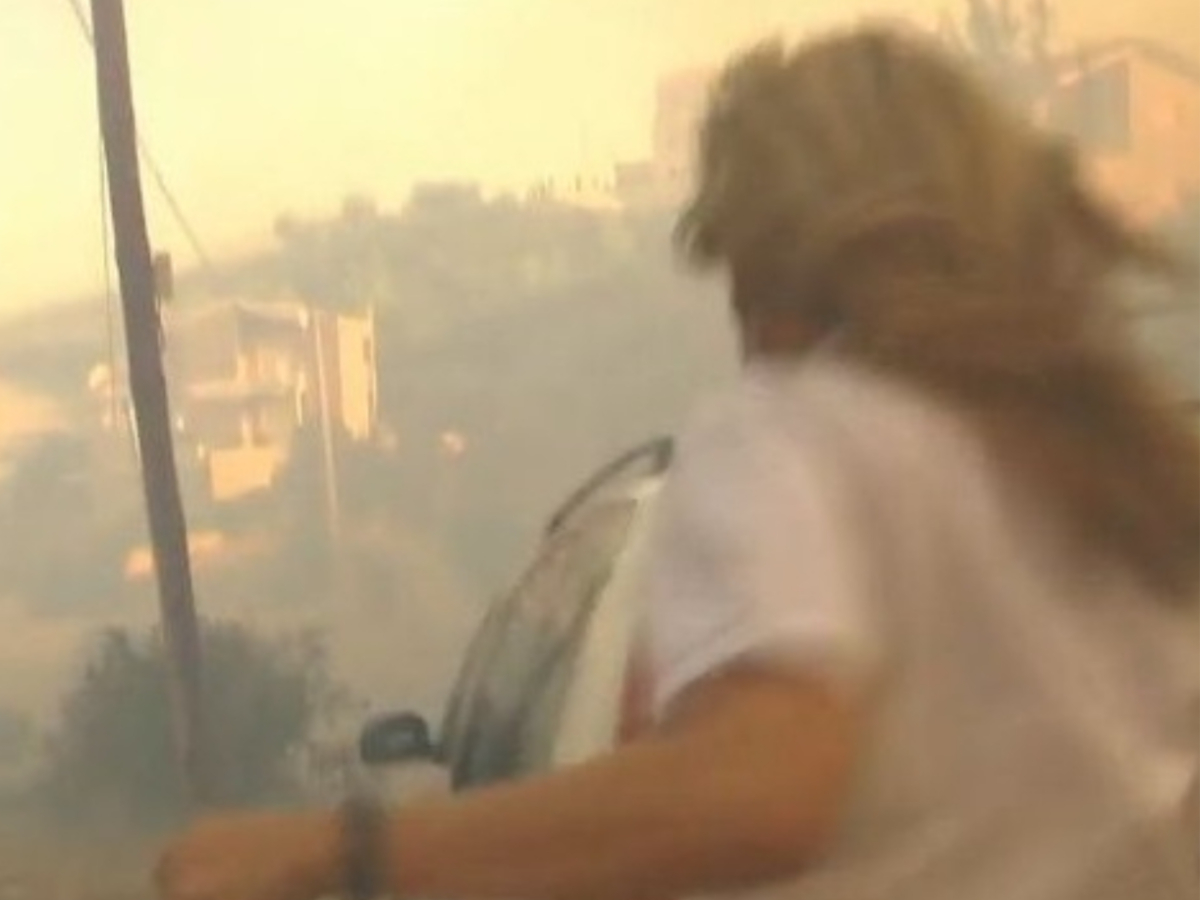 Φωτιά στην Πεντέλη: Η συγκλονιστική στιγμή που οι φλόγες απειλούν συνεργείο του Alpha