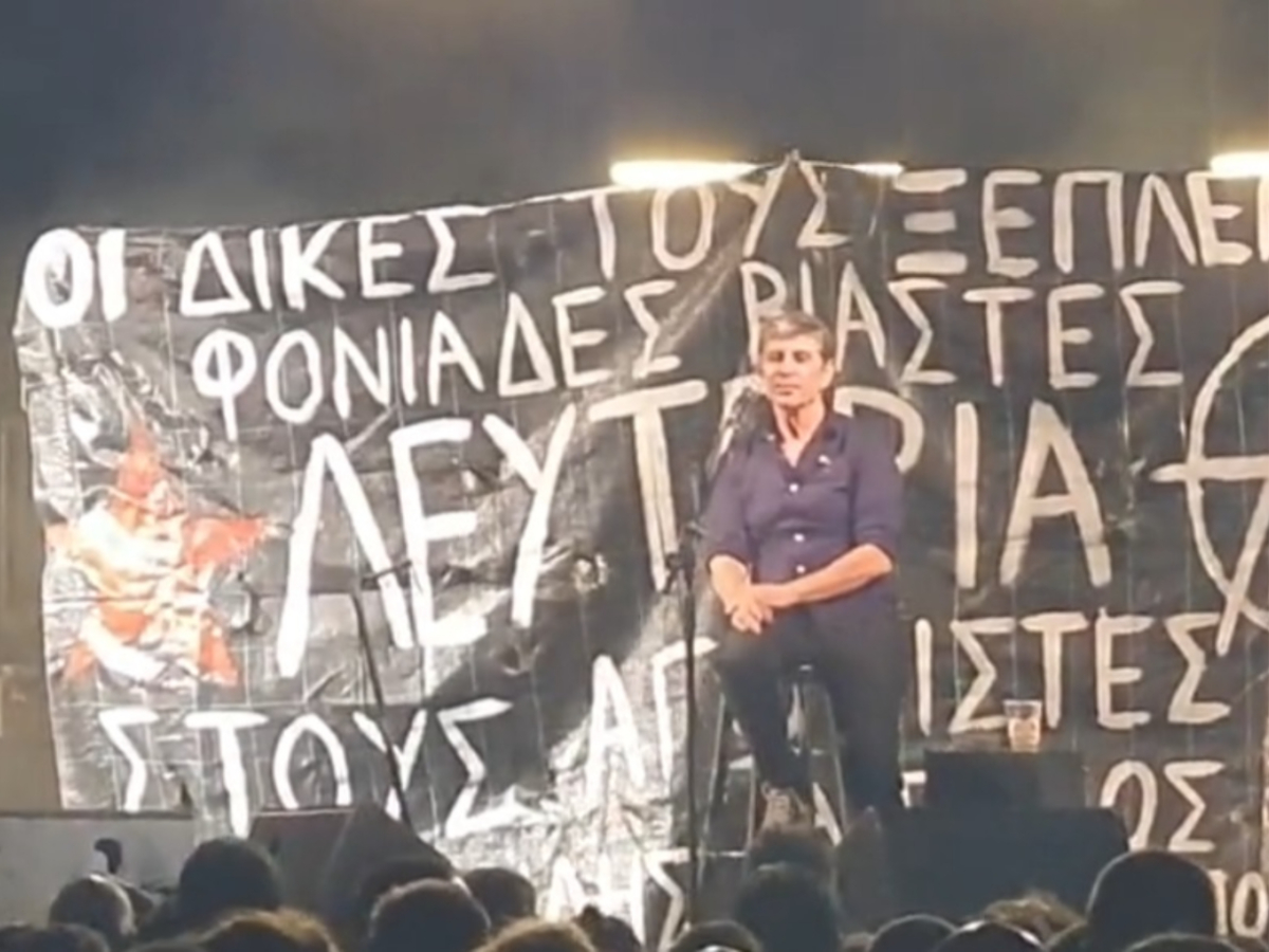 Σωκράτης Μάλαμας: Πανό κατά Λιγνάδη και υπέρ του απεργού πείνας Μιχαηλίδη σε συναυλία του στο Ηράκλειο