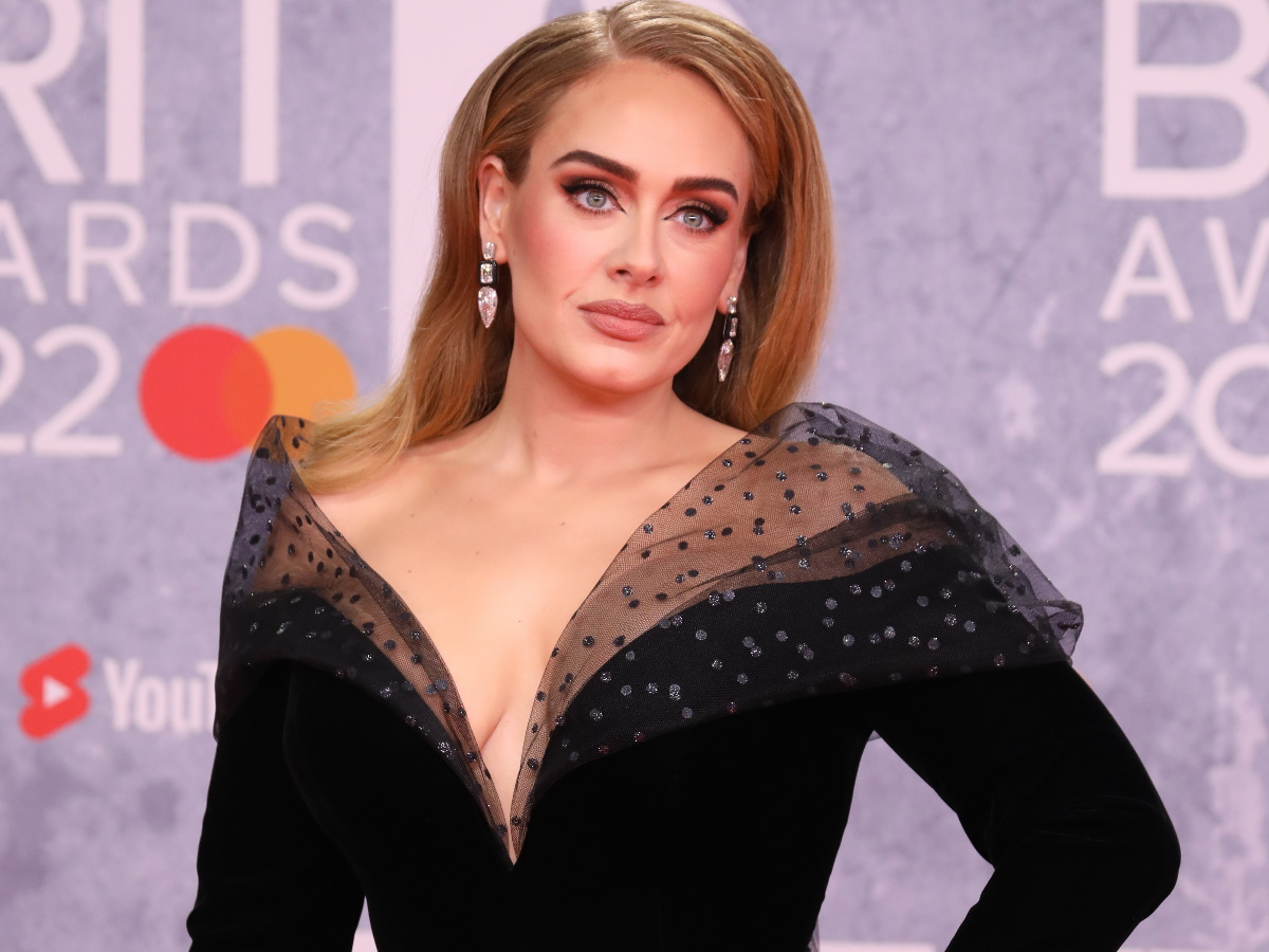 Adele: Παραδέχτηκε ότι έχει εμμονή με τον σύντροφό της και αποκαλύπτει αν έχουν αρραβωνιαστεί