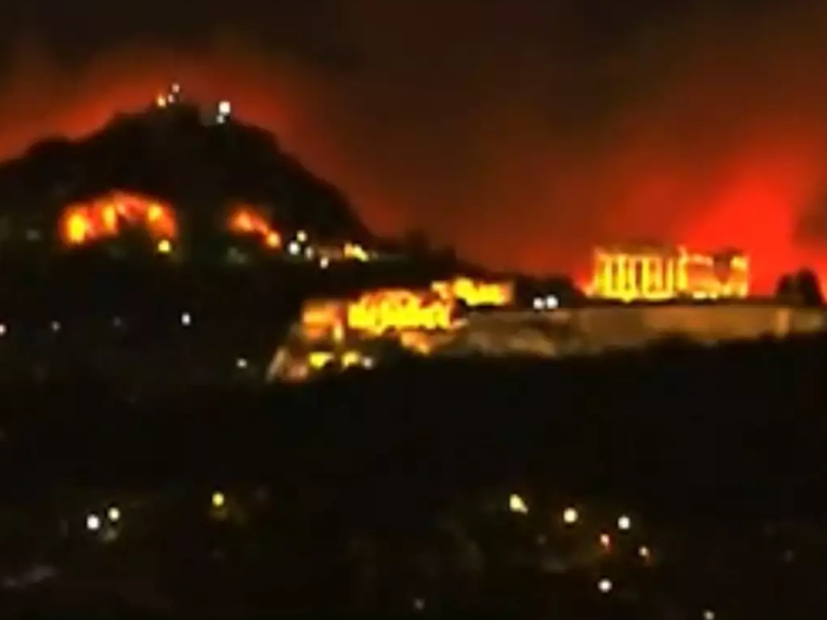 Φωτιά στην Πεντέλη: Οι φλόγες πίσω από την Ακρόπολη – Η απόκοσμη εικόνα που συγκλονίζει