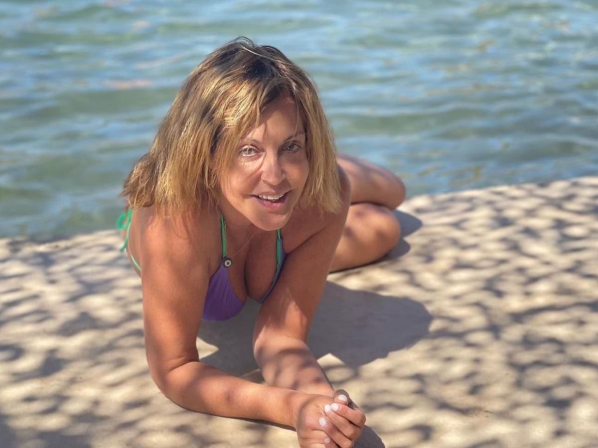 Αλεξάνδρα Παλαιολόγου: Σε τρελά κέφια στην παραλία με το μπικίνι της – Φωτογραφία