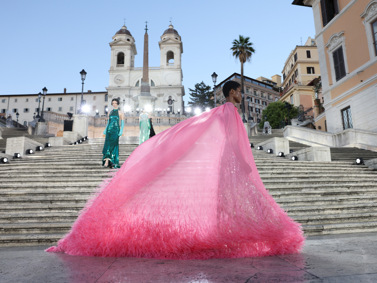 To εκπληκτικό show του Valentino στην Piazza di Spagna- Τι φόρεσαν οι διάσημες καλεσμένες