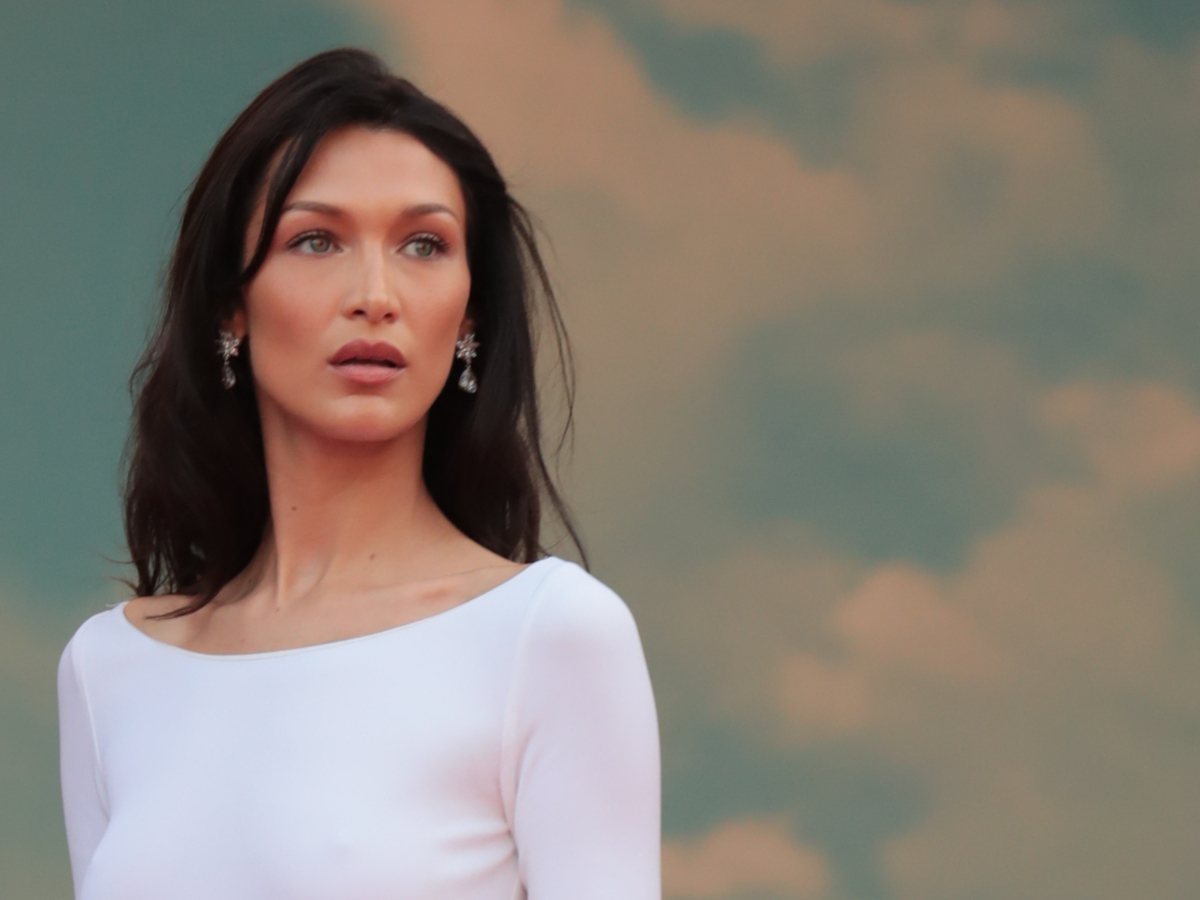 Bella Hadid: Αυτό είναι το  top που πρέπει να βάλεις στην βαλίτσα των διακοπών σου