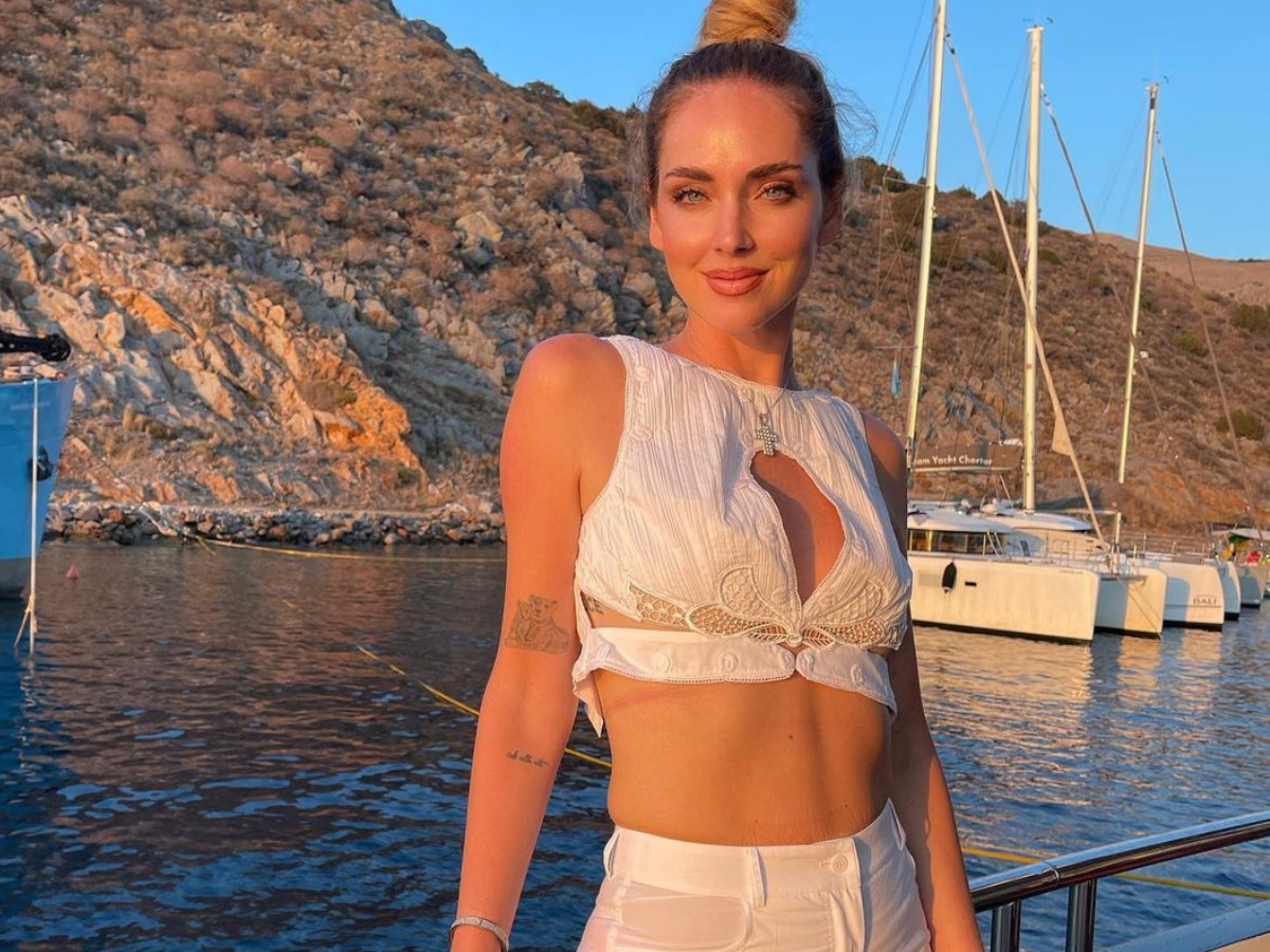 Κιάρα Φεράνι: Συνεχίζει τις διακοπές της στα ελληνικά νησιά με νέες topless φωτογραφίες