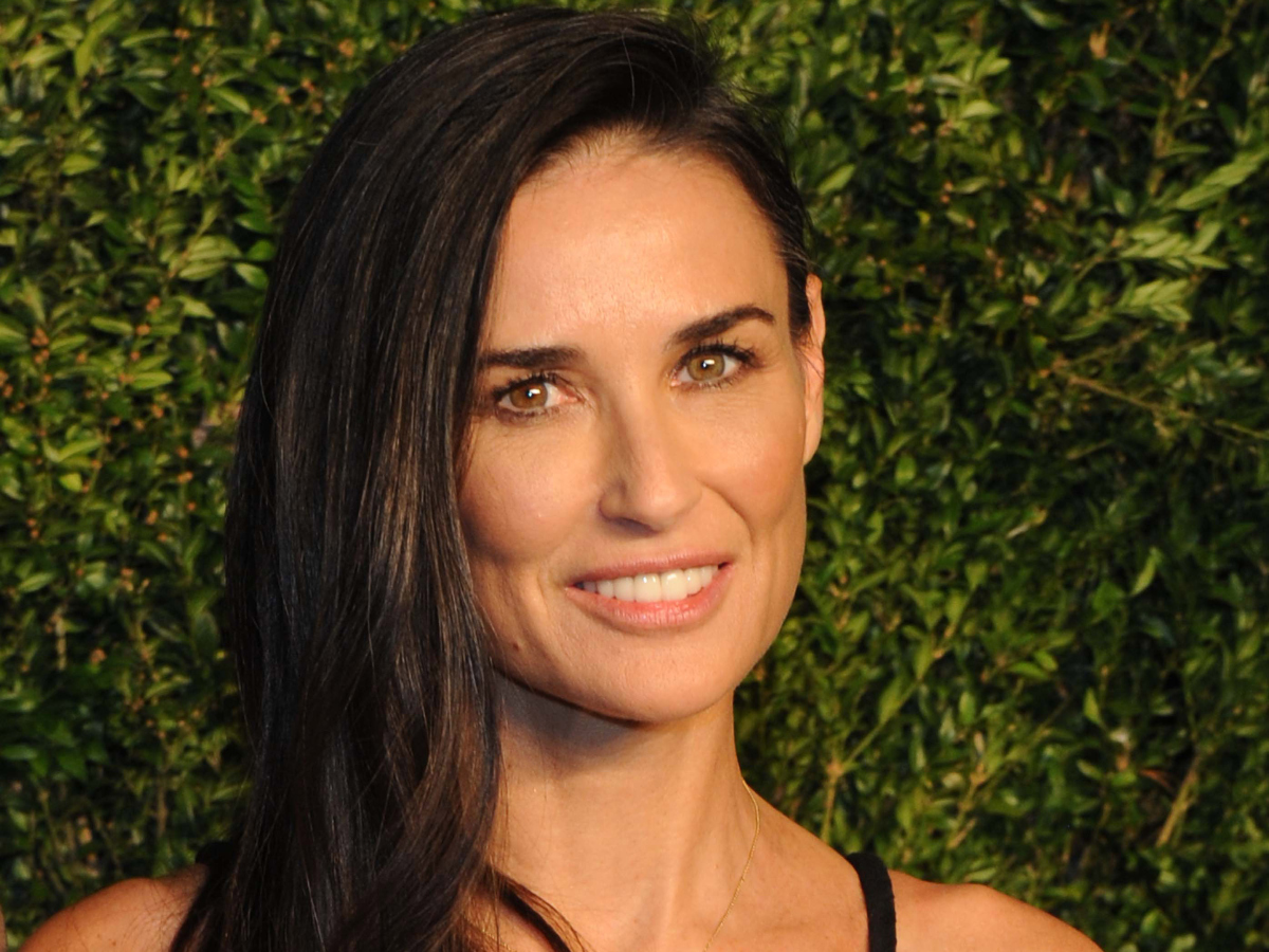 H Demi Moore κυκλοφόρησε την δική της συλλογή με μαγιό και ποζάρει στην καμπάνια