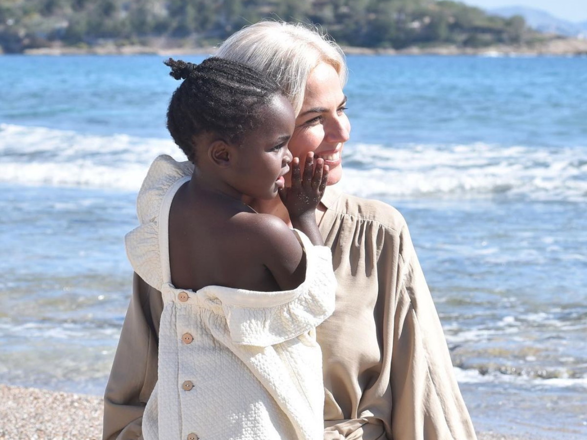 Χριστίνα Κοντοβά: Φωτογραφίζει τον Τζώνη Καλημέρη με την κόρη τους Ada στις διακοπές τους