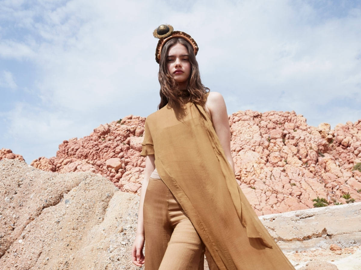 Η διάφανη, ανάλαφρη, ονειρική, sur mesure κομψότητα της Liana Camba