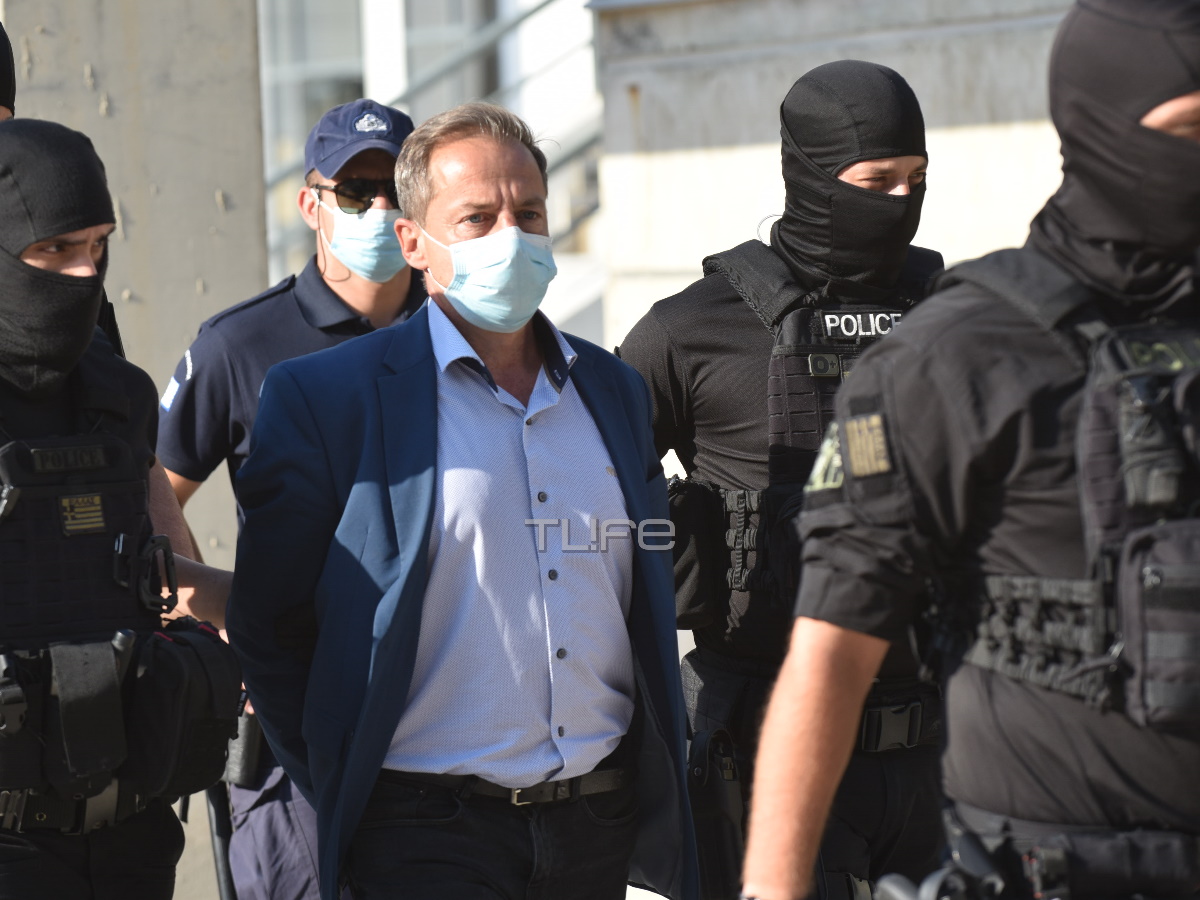 Δημήτρης Λιγνάδης: Καρέ – Καρέ η έξοδος από τις δικαστικές αίθουσες μετά την απόφαση να αφεθεί ελεύθερος