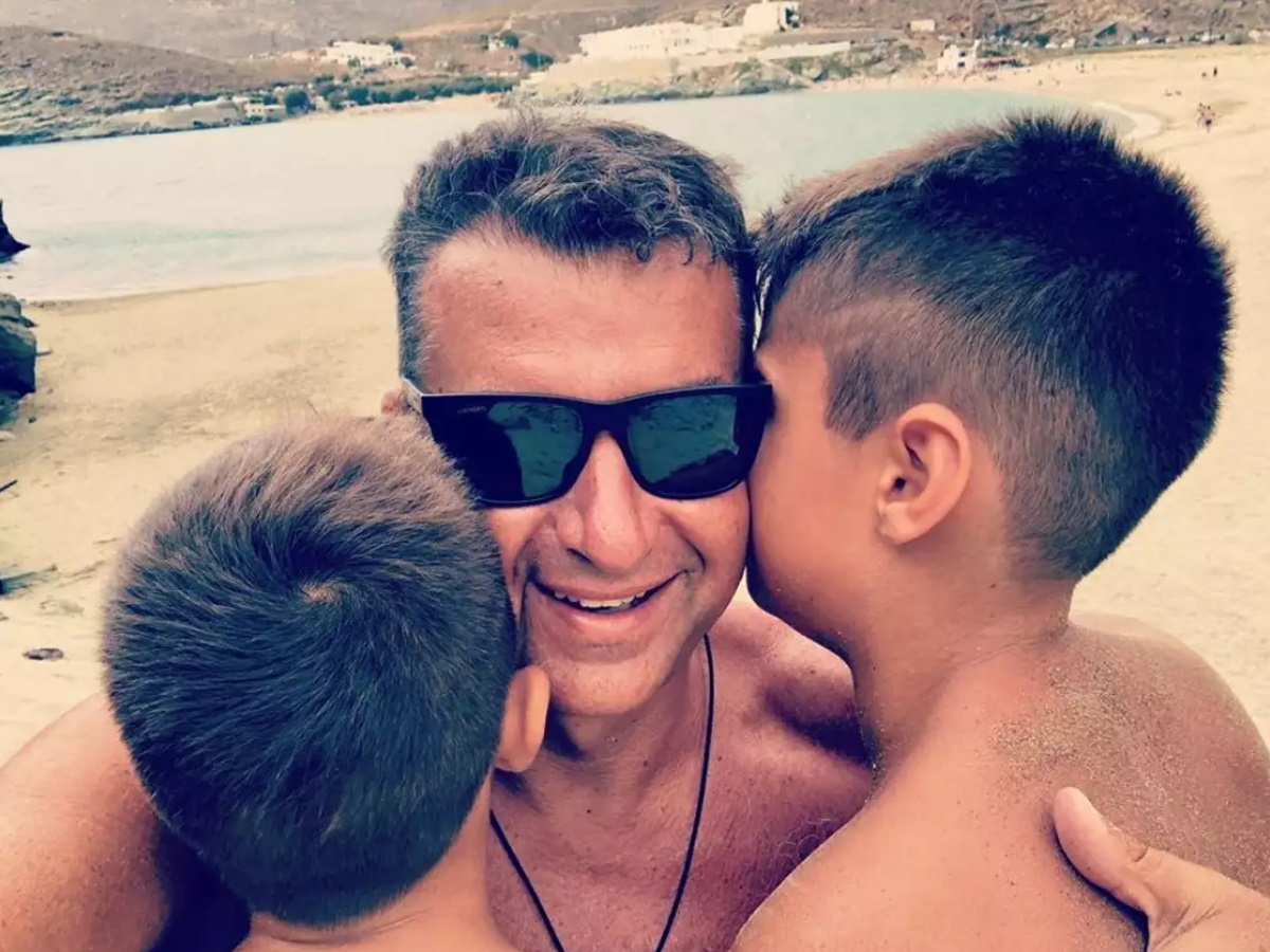 Γιώργος Λιάγκας: Διακοπές με τους γιους του στις Κυκλάδες – Οι βόλτες με το φουσκωτό