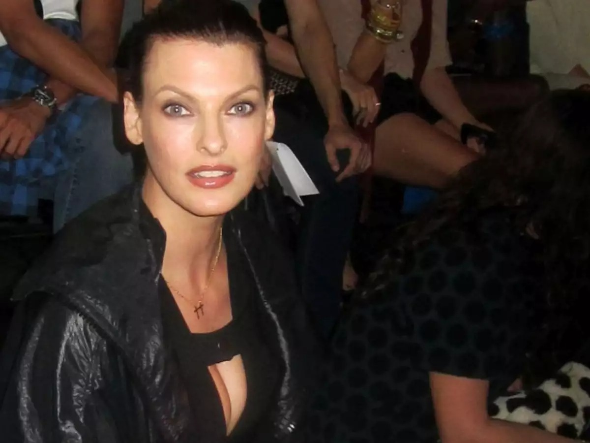 Linda Evangelista: Η πρώτη της φωτογράφιση για εξώφυλλο περιοδικού μετά την παραμόρφωση από τις αισθητικές παρεμβάσεις