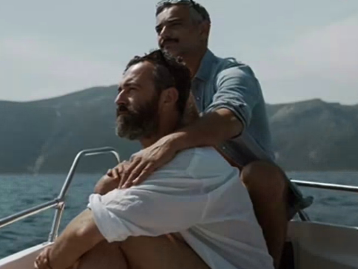 Άγγελος Μπράτης: Αγκαλιές με τον σύντροφό του στο σκάφος στο Life is a beach – Βίντεο
