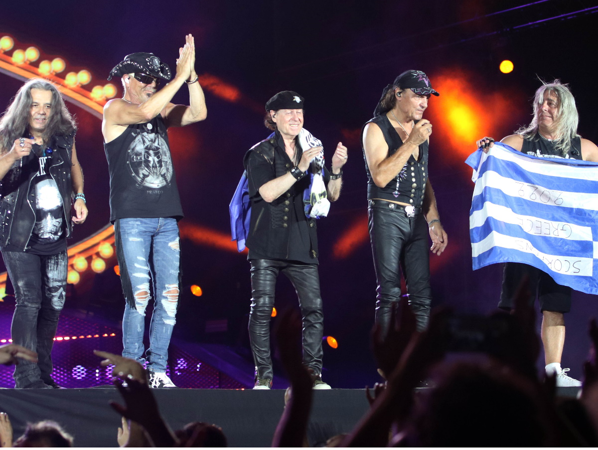 Scorpions και Alice Cooper με την ελληνική σημαία στη συναυλία τους στο ΟΑΚΑ – Αποθεώθηκαν από το κοινό