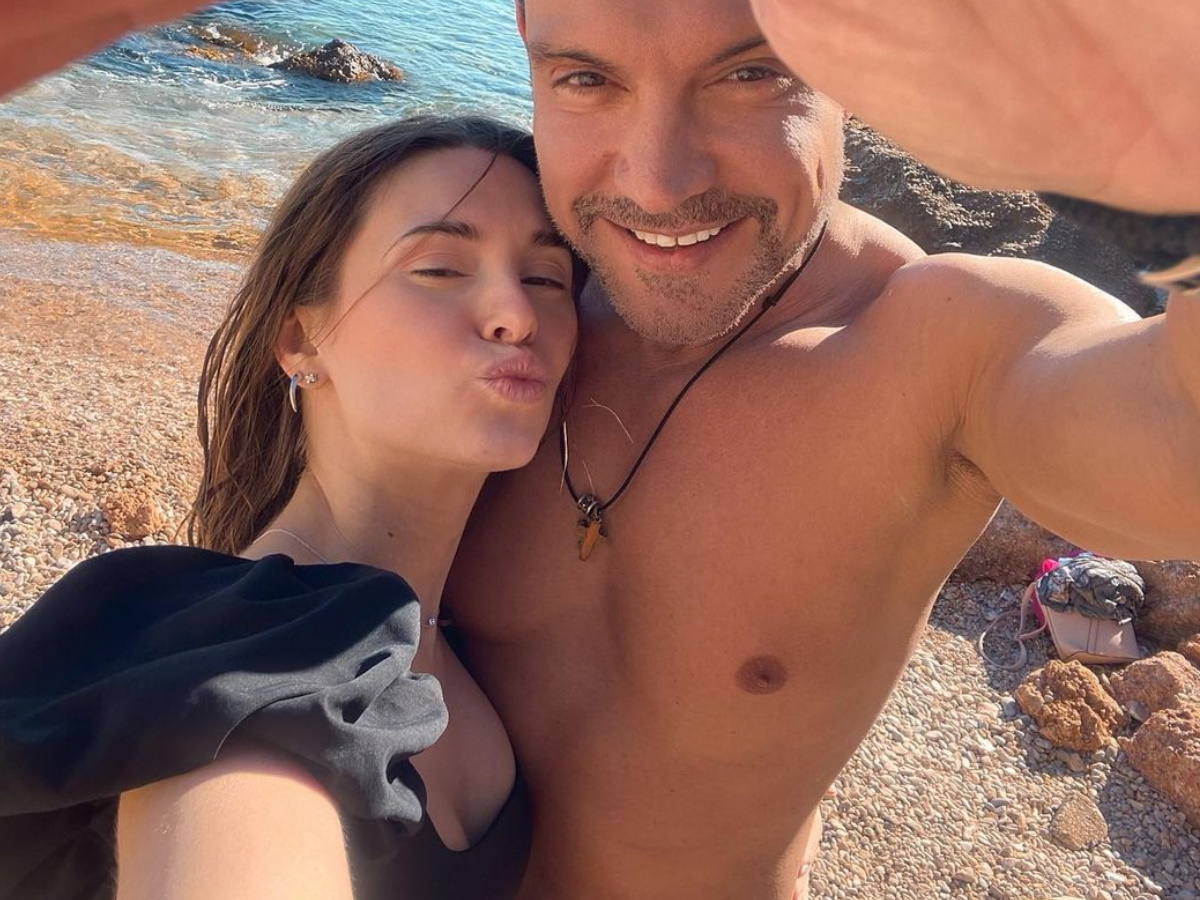 Ιωάννα Σιαμπάνη – Τζίμης Σταθοκωστόπουλος: Αγκαλιά στην παραλία, λίγο πριν υποδεχτούν το μωρό τους
