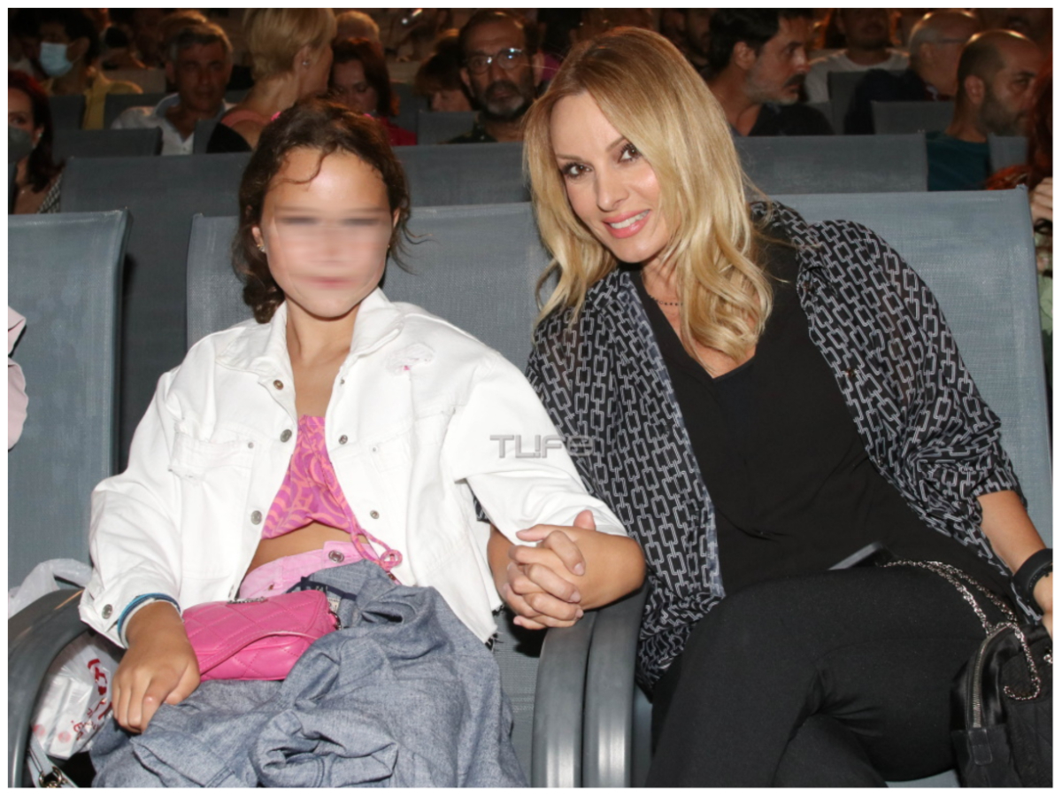 Πέγκυ Ζήνα: Στο θέατρο με την 11 ετών κόρη της Ηλέκτρα – Φωτογραφίες