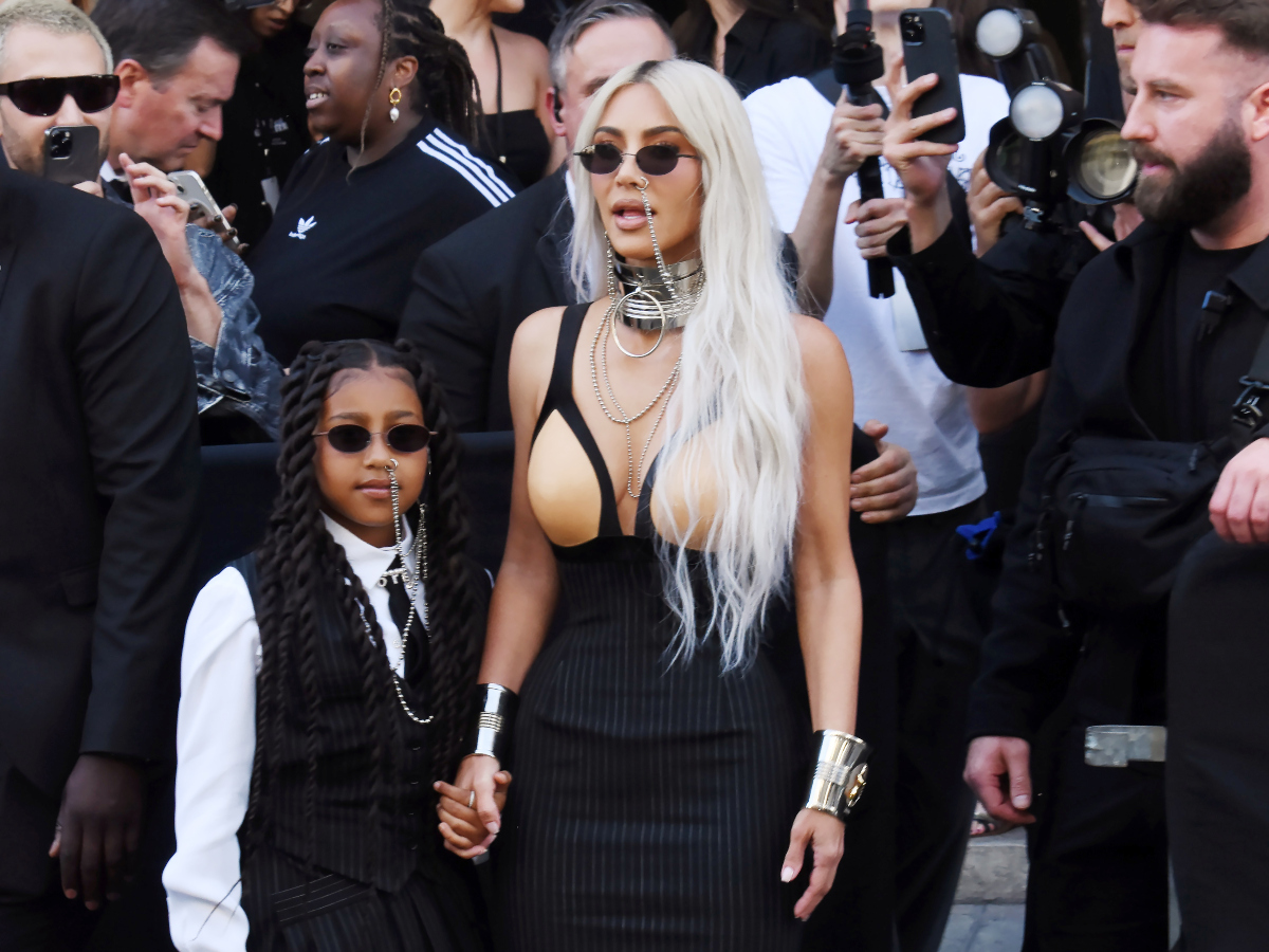 Η Kim Kardashian και η North West φόρεσαν το ίδιο grunge κόσμημα στο show του Jean Paul Gaultier