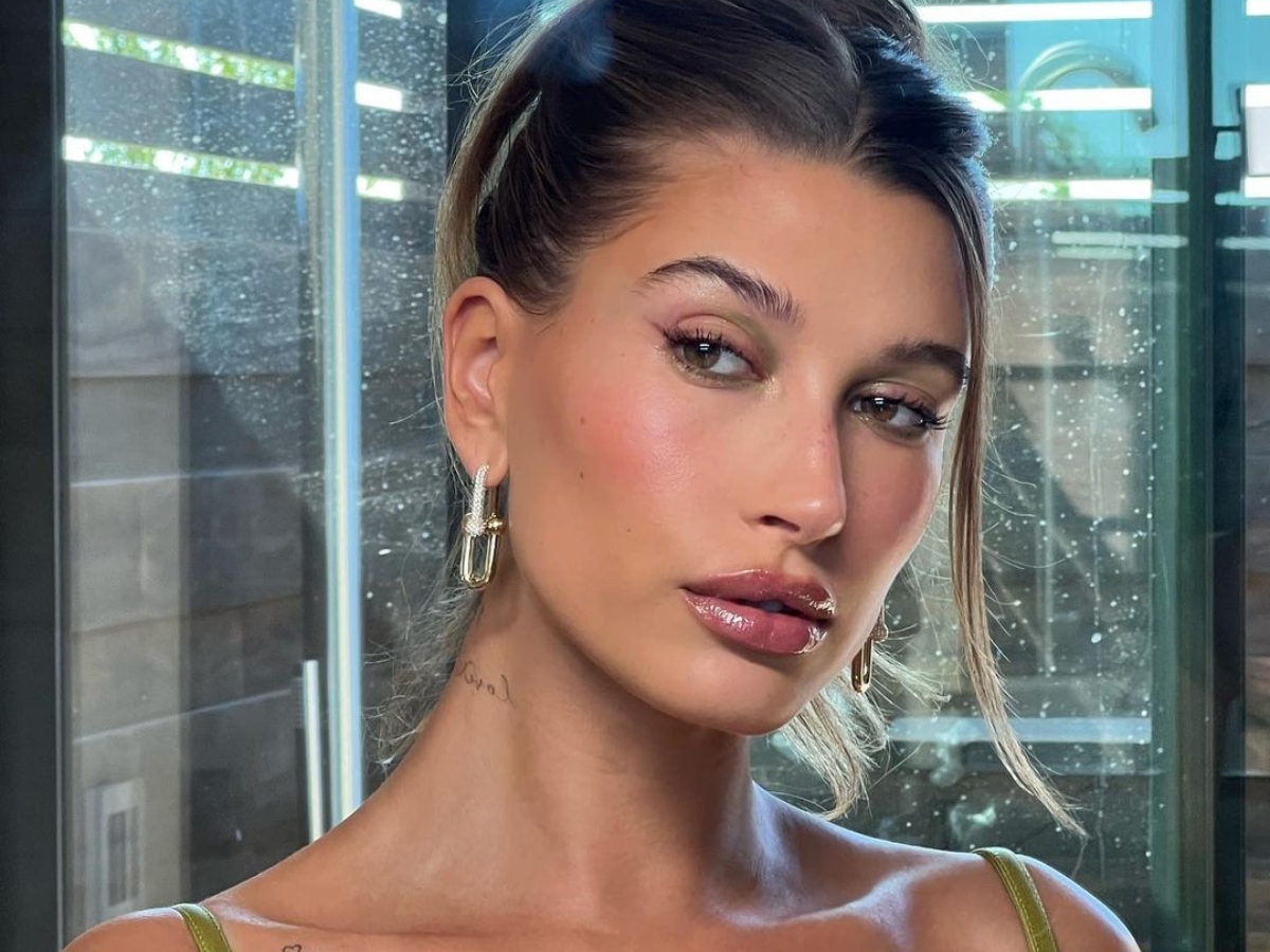 Hailey Bieber: Αποκαλύπτει το μυστικό της για πλούσια και με φυσική λάμψη χείλη της