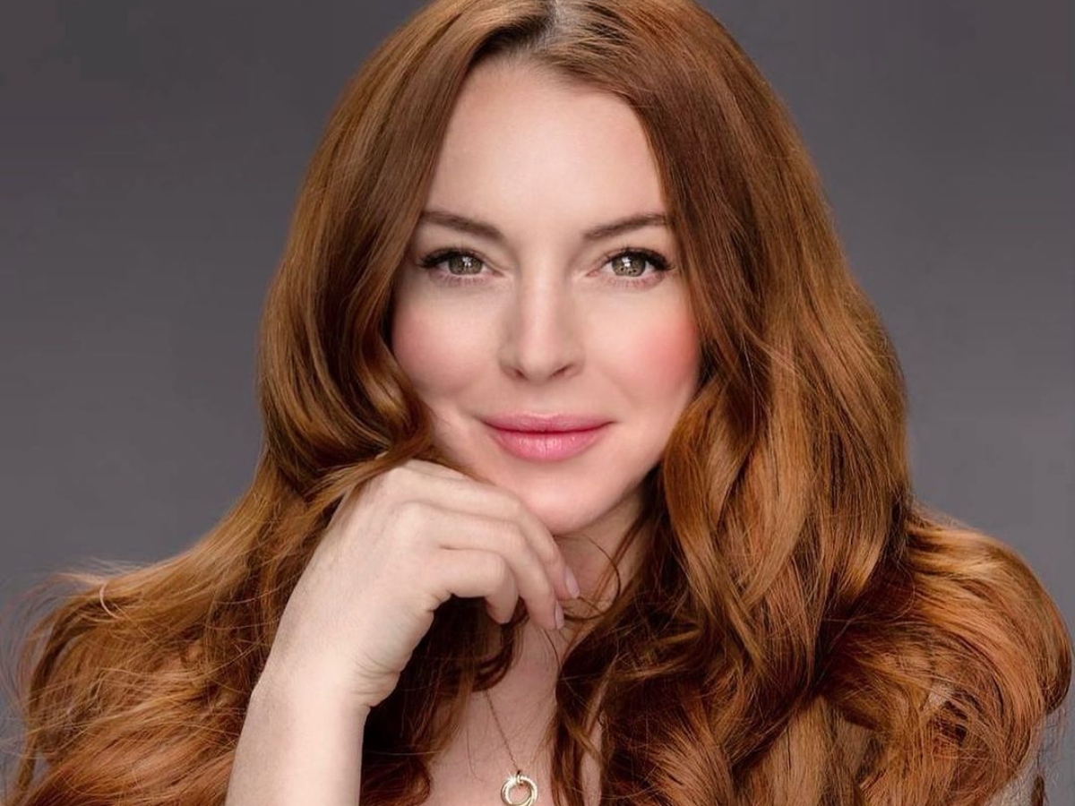 Lindsay Lohan: Το νέο της hair look είναι τάση και μπορείς να το πετύχεις με μία απλή κίνηση