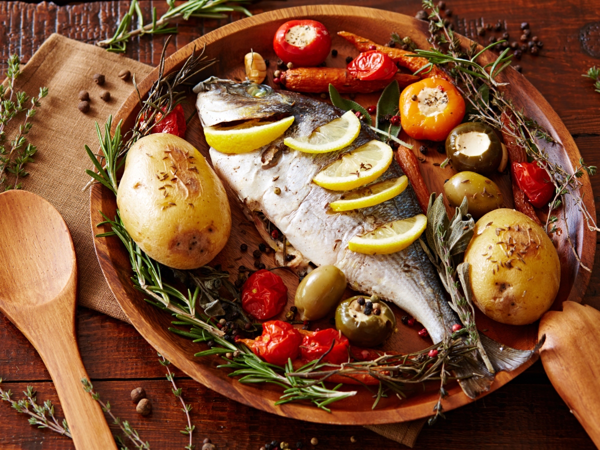 Συνταγή για ψάρι στο φούρνο με πατάτες και λαχανικά