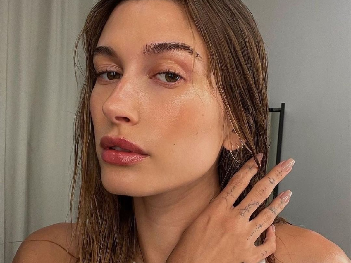 Hailey Bieber: Μόλις υιοθέτησε την πιο σοφιστικέ εκδοχή του glazed donut nail look